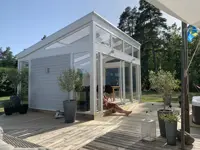 Fritstående udestue med halvtag